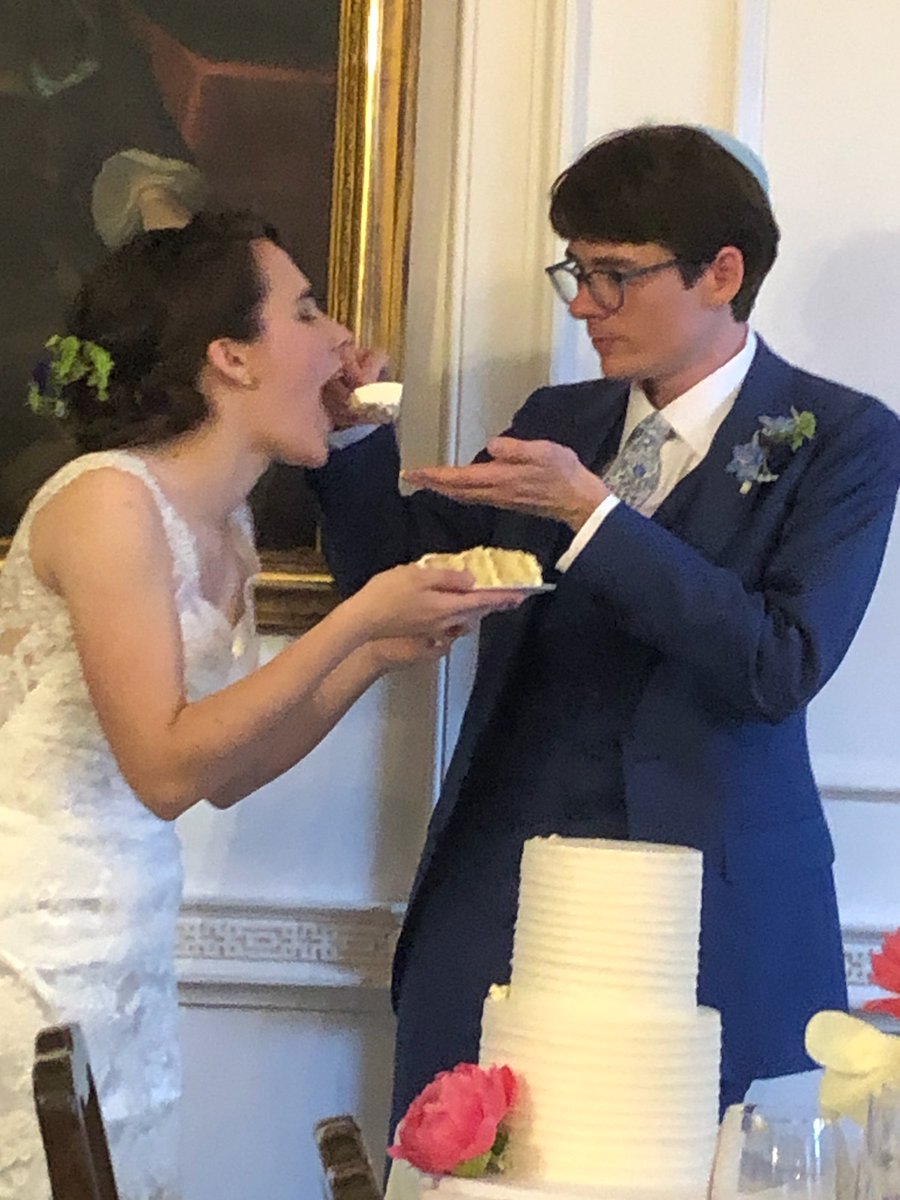 TheCullenLab's tweet image. Congratulations to @omeleavitt and Luke for tying the knot!