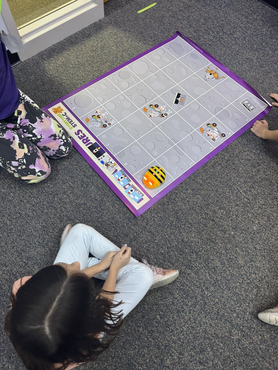 MrsZimpfer's tweet photo. 1st grade is programming with the story time stem packs thanks to @IowaSTEM  scale up grant! https://t.co/OwUM9adKZh