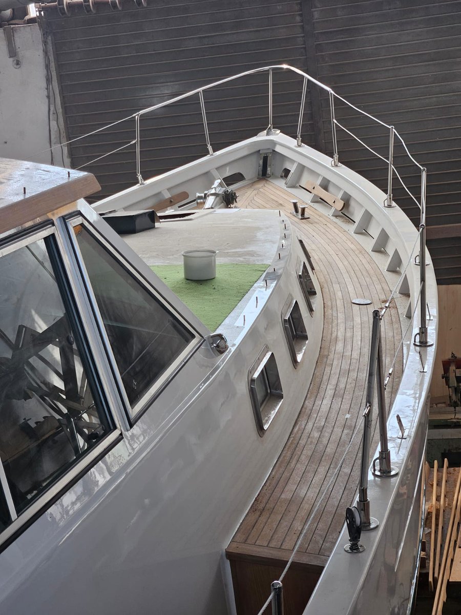 WESTSYSTEMEPOXY's tweet photo. At Cantiere Adriatico, they’re swapping out the teak decking using 105 Epoxy Resin® and a mix of 205 Fast Hardener®/206 Slow Hardener® on this beauty. We can’t wait to see her on the water! 🌊⛵
#westsystemepoxy #boatrefit #teakdecking https://t.co/X5mVdRKFkf