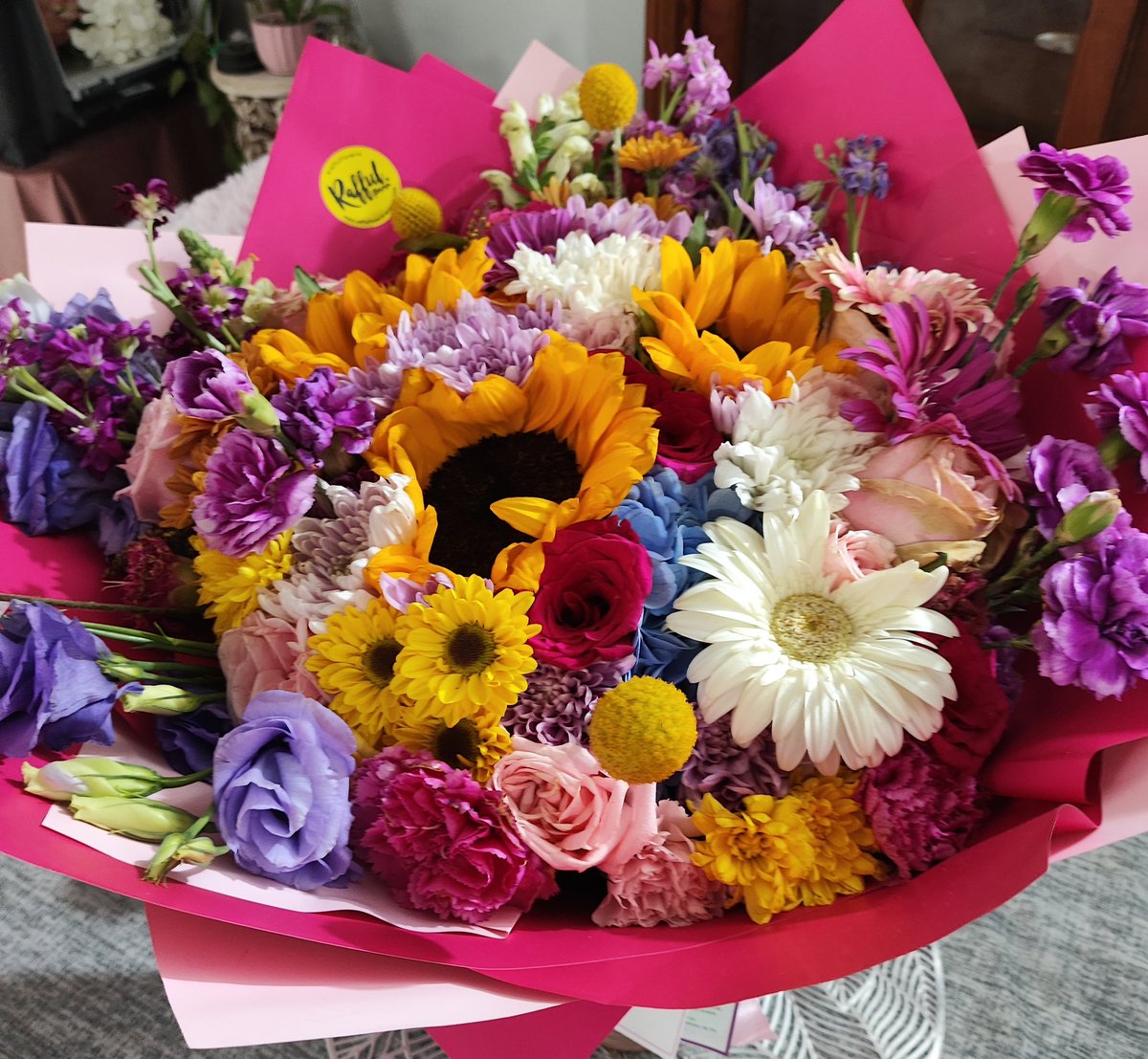 citric_joyce's tweet photo. mi esposo me regaló un arreglo de flores muy grande el sábado, y hoy que le iba a cambiar el agua lo separé para ponerlo en floreros (no tengo uno tan grande), entonces mi mañana del lunes fue hacer bouquets. 💕 https://t.co/uI11J0nygt