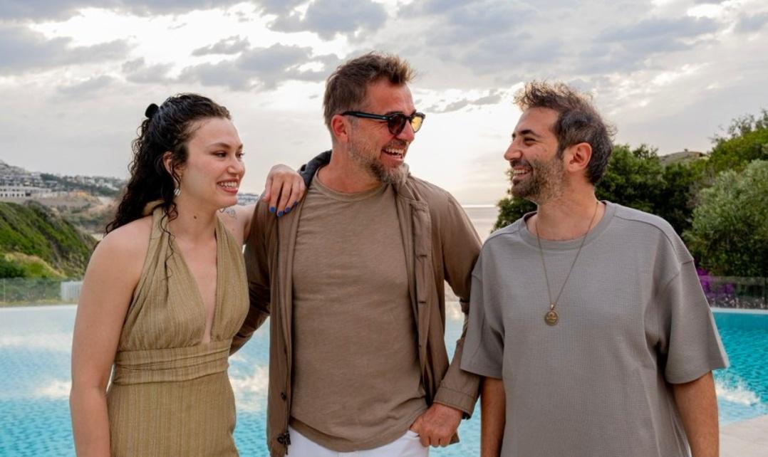 Başrollerini #EnginAltanDüzyatan , #SarpBozkurt ve #MelisaŞenolsun ’un paylaştığı #DünyaVarmış filminin çekimleri Bodrum'da başladı.