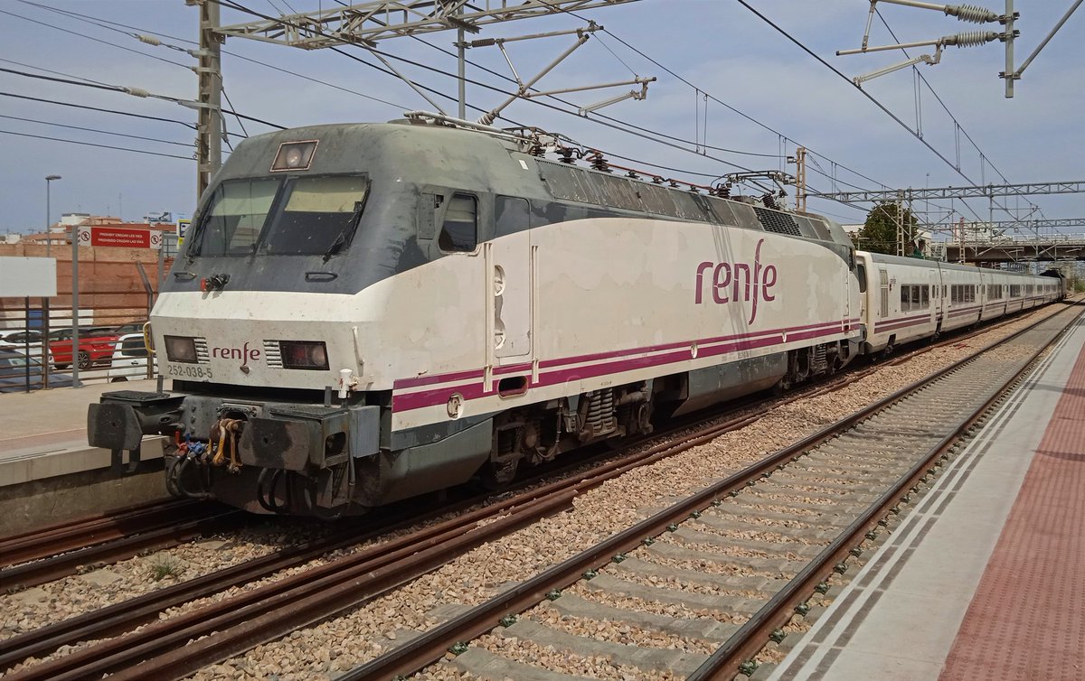 252-038+Talgo 6B2+252-066 circulando sin parada por FSL