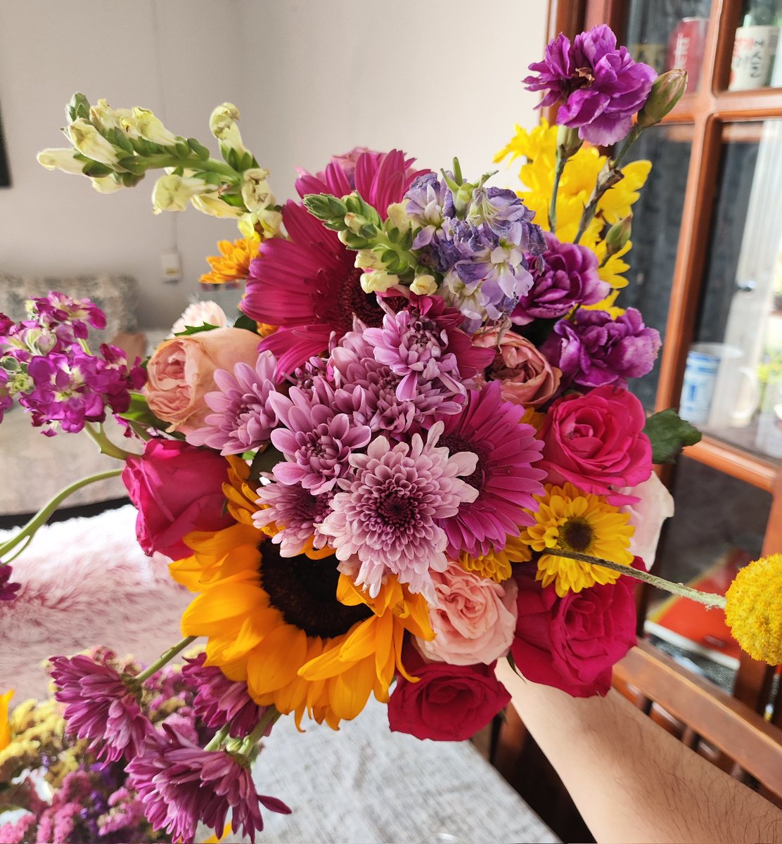 citric_joyce's tweet photo. mi esposo me regaló un arreglo de flores muy grande el sábado, y hoy que le iba a cambiar el agua lo separé para ponerlo en floreros (no tengo uno tan grande), entonces mi mañana del lunes fue hacer bouquets. 💕 https://t.co/uI11J0nygt