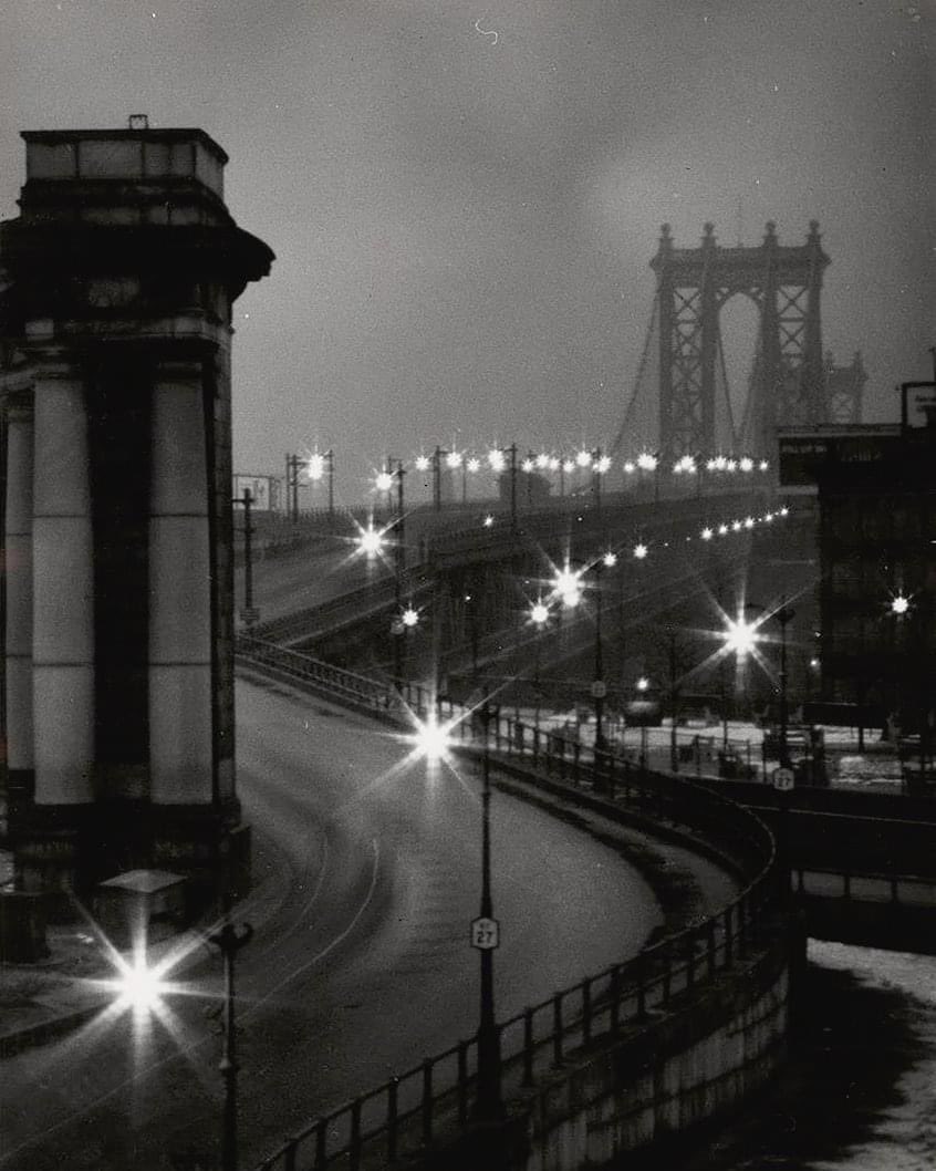 #NotturniDiCittà #VentagliDiParole “(…) Credo a tutte le mitologie, ricordi, bugie, fantasie, evasioni”. ___J.G.Ballard, “Ciò in cui credo’ 📸 Andreas Feininger -Manhattan Bridge, New York, 1940