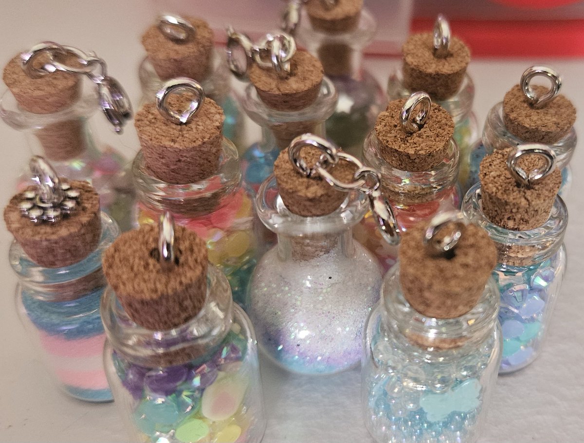 Decorating tiny jars has been a soothing activity for me lately. It's really calming and helps me stay off the computer a little more. 🌸 

They're so smol 🥺