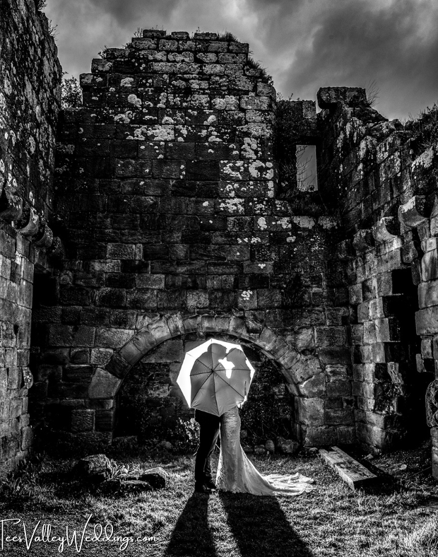 TeesWedding's tweet image. Weddings at #DanbyCastle are like stepping into a fairytale. 🏰✨ Nestled on the edge of the North York Moors, this historic venue offers the perfect blend of rustic charm and elegance for your special day. Say 'I do' amidst ancient ruins or in the enchanting Court Room! 💍🌿