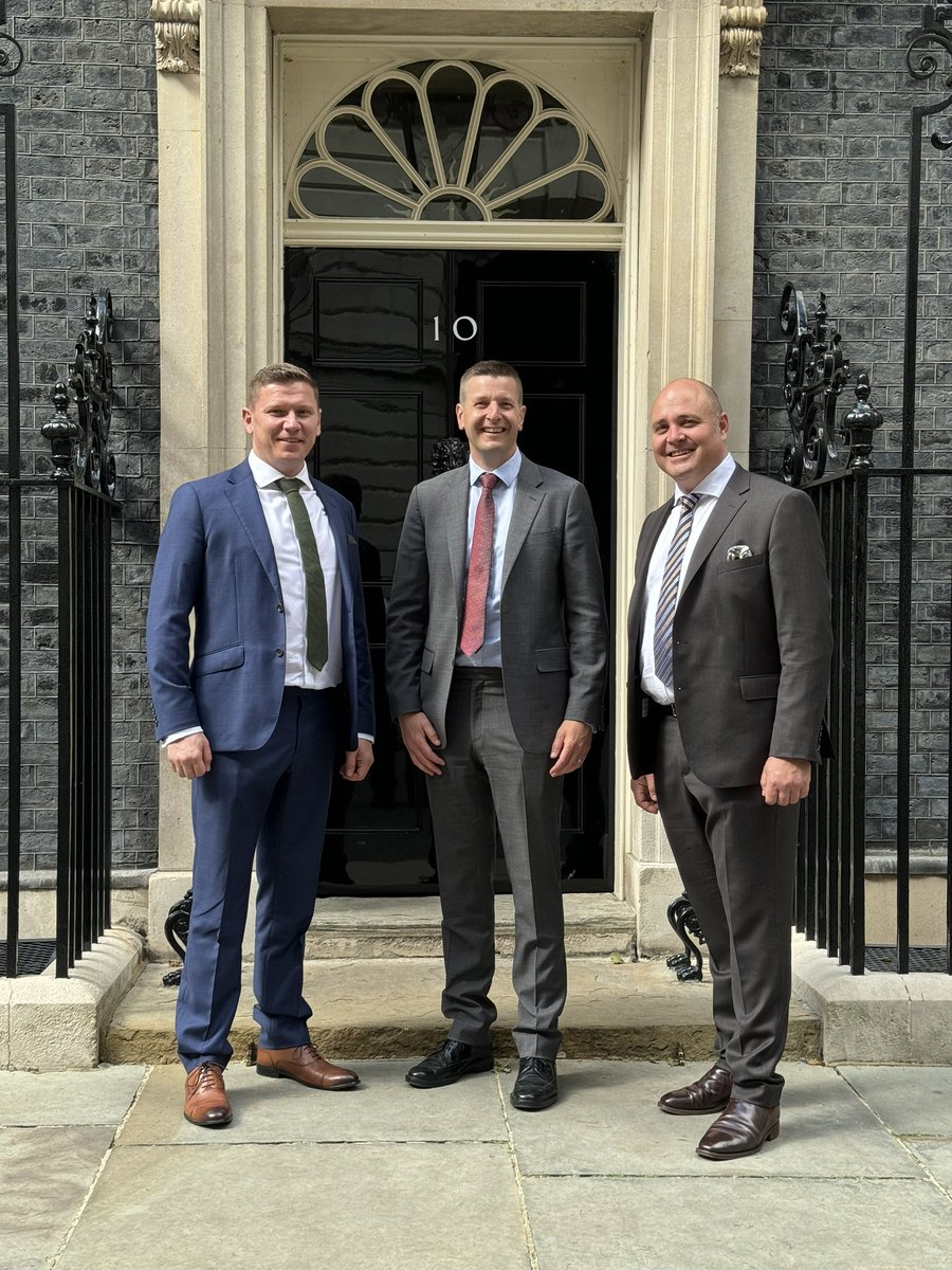 COMDBattleLab's tweet photo. A fantastic start to our engagement with our 🇬🇧 mates. A lot of collaboration opportunities for how we continue striving to have the warfighting edge. Thank you to @TheGroces for some brilliant hosting. https://t.co/tb56nvom0c
