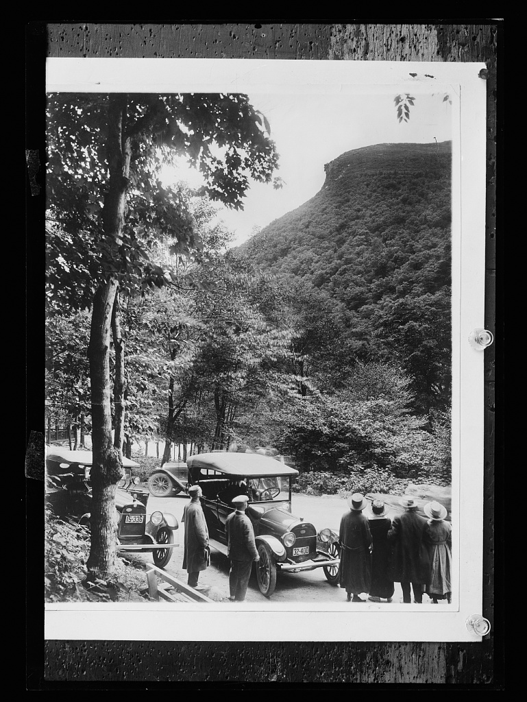 [Tourists gazing at Old Man of the Mountain, White Mountains, N.H.] Detroit Publishing Co., publisher [between 1910 and 1930] #Vintage #Photography loc.gov/item/201681816…