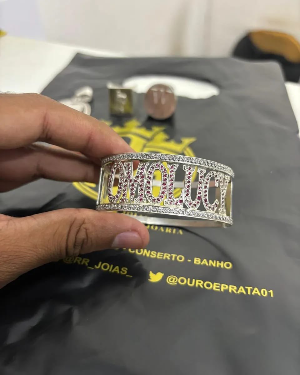 Jóia personalizada de acordo com o gosto do cliente.
Prata 950.
Pingente feito a laser.
Bracelete com cortes a mão.
Ambas cervejadas em pedras de zircônia.
Total de 300 pedras. 
Faça já seu orçamento totalmente grátis.
