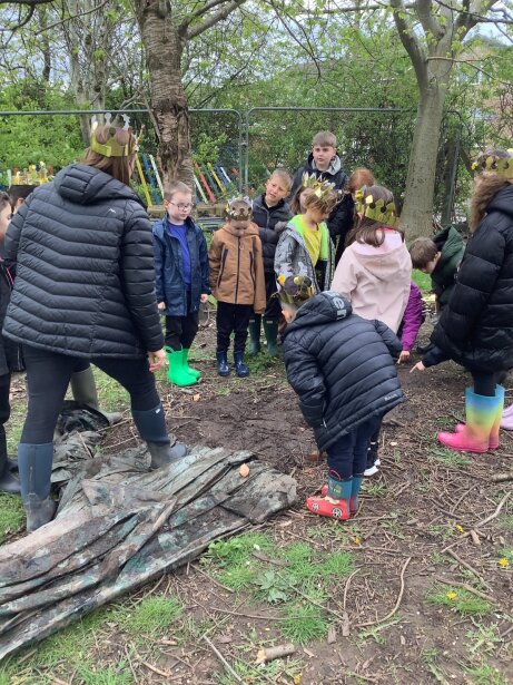 We have had an excellent afternoon in Forest School today, learning about habitats, identifying trees and collecting wild flowers. 🌸🐞🐌🌳