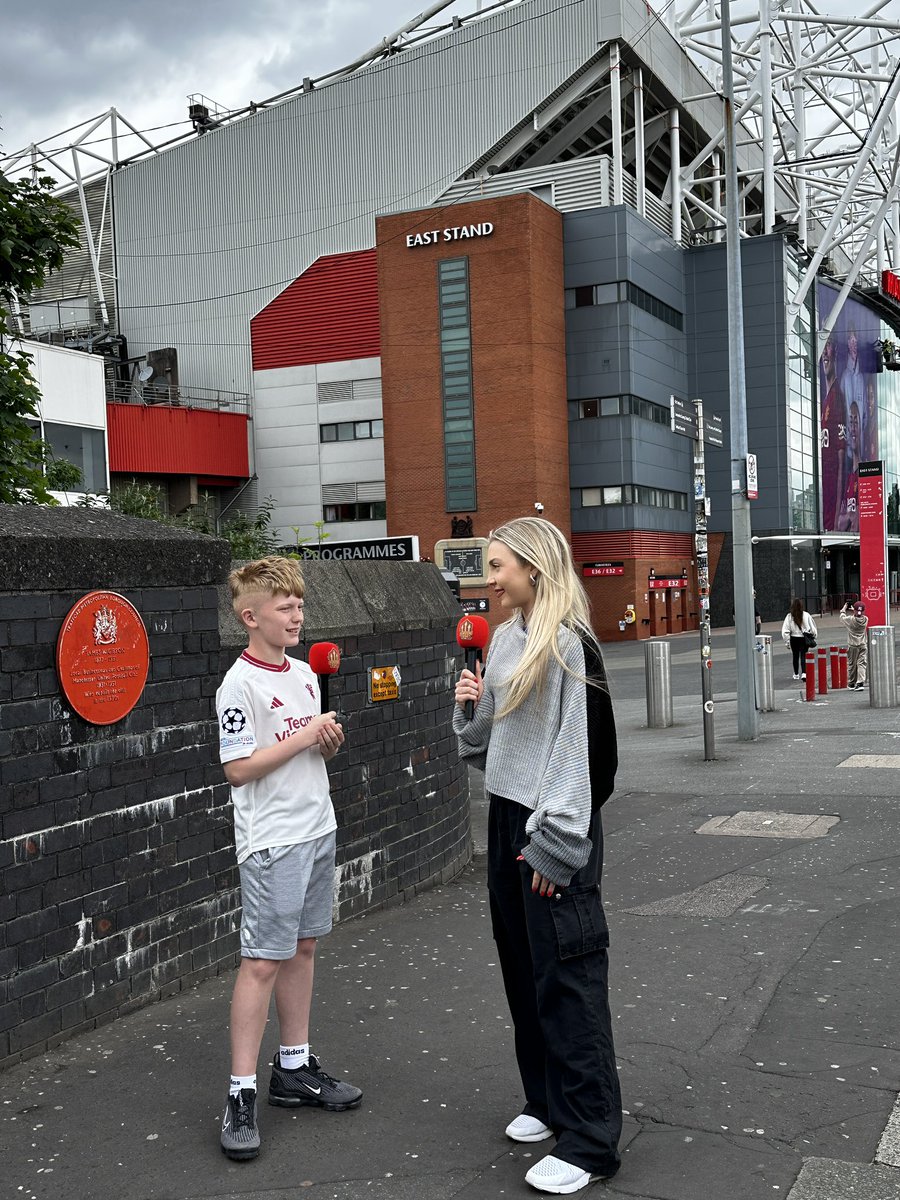 Benjiballer5's tweet photo. Chatting to @bethTmufc about what players Man Utd should keep or sell in the summer, if we’ll win the FA Cup and if Erik ten Hag should stay as manager for @UnitedStandMUFC #MUFC #manutd #theunitedstand #oldtrafford #manchesterunited #bethtucker https://t.co/l8b2uqRqHQ