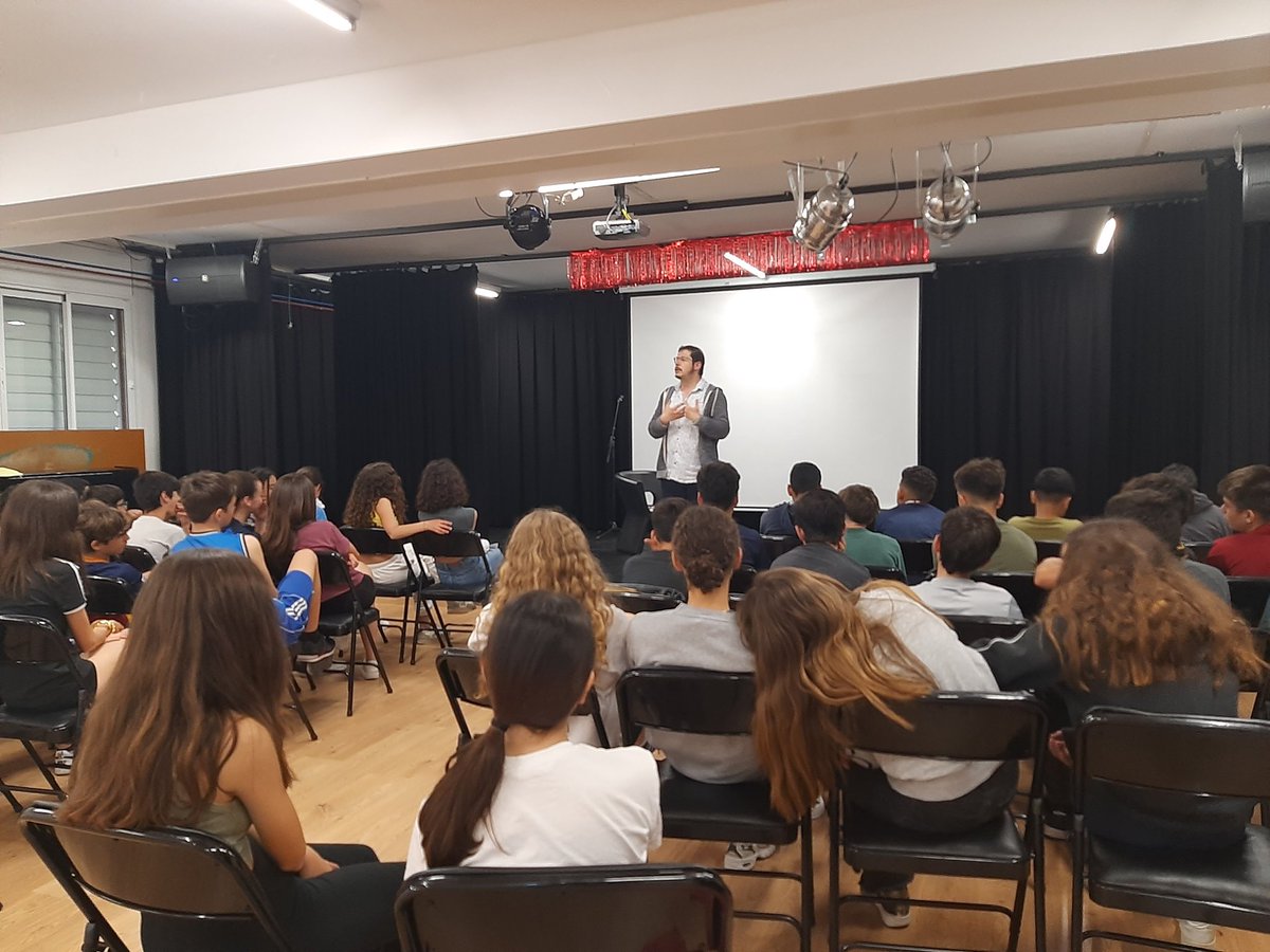 Avui, com mana la tradició, hem escoltat en Josep Pedrals. Reflexió lírica, recital poètic i enginy lingüístic per introduir la poesia a 1r d'ESO. Gràcies @joseppedrals