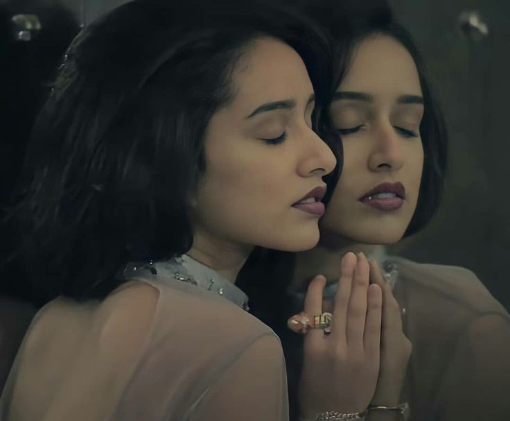 shraddhaaloops's tweet photo. save me, shraddha kapoor https://t.co/NAZwEKTew7