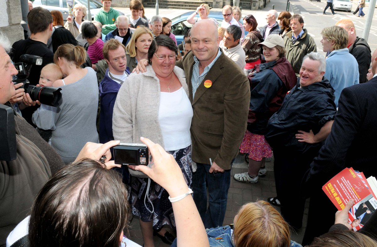 May 5, 2010 and, in a late bid to show the difference between him & posh @Jacob_Rees_Mogg, @votedannorris brings EastEnders hardman Grant Mitchell (@RossKemp) to Keynsham the day before the 2010 General Election, bringing (fairly) big crowds to the High Street. 📷@ClareGreen5