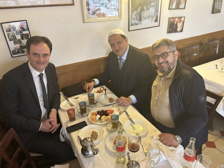 Y’a le dîner du CRIF et le déjeuner du CRIF spécial Chalghoumi et Sifaoui . Faudrait penser à élargir le cercle des corrompus et inviter Amine El Khatmi. 

Quelle bande de raclures.