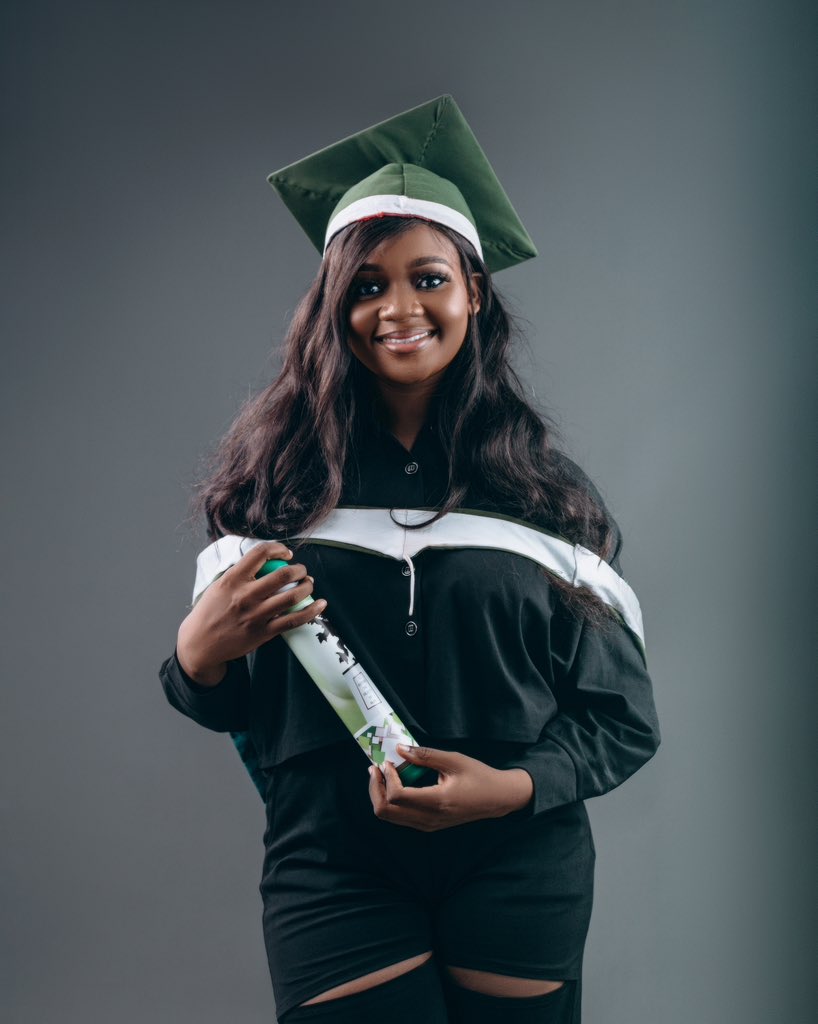 ro_mah2's tweet photo. Hey Twitter! I bagged a degree. B.A MASS COMMUNICATION 🤭🎊 https://t.co/j0DQPNphA3