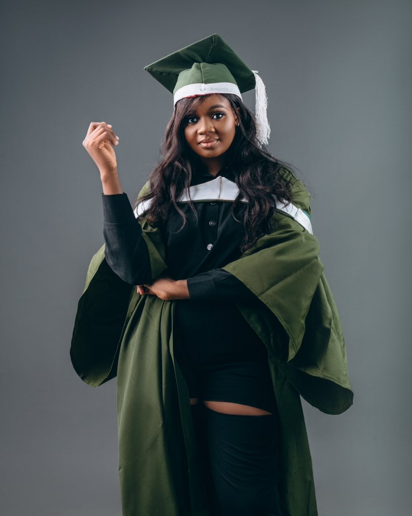 ro_mah2's tweet photo. Hey Twitter! I bagged a degree. B.A MASS COMMUNICATION 🤭🎊 https://t.co/j0DQPNphA3