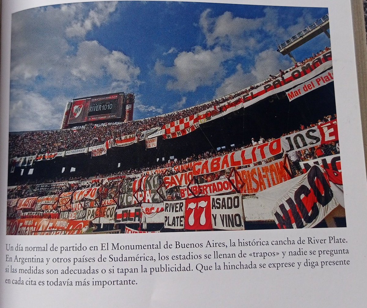 Estás son las pancartas que deben lucir en el Metropolitano, me ha recordado a esta fotografía del libro de @Alex_Requeijo Invasión de campo.