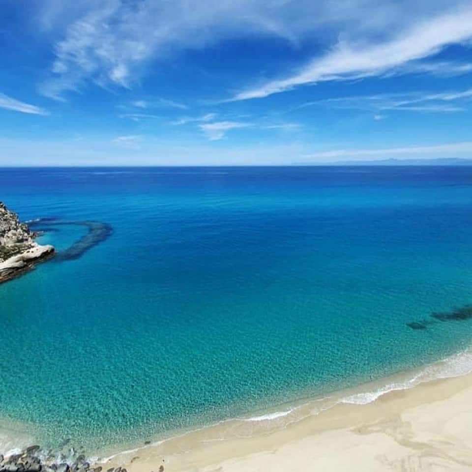 Tropea tra le 50 spiagge più belle in Europa secondo il portale statunitense “The World’s 50 Best Beaches”. ❤️ Vi aspettiamo in Calabria!