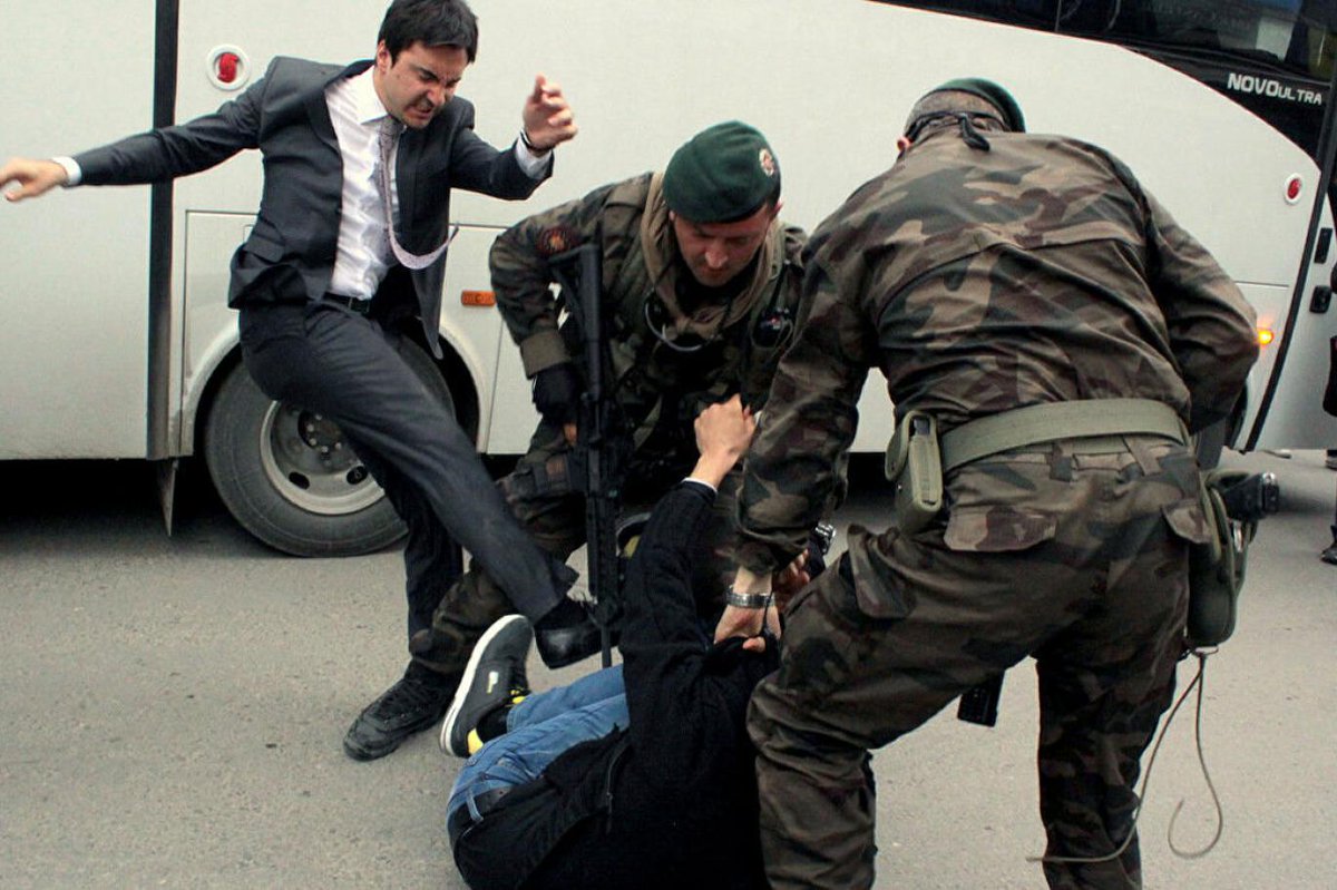 Soma maden katliamının 10.yıldönümünde ülkenin durumu özetle şudur: Katliamı protesto edeni tekmeleyen Müşavir taltif edip bir dış göreve atanmış/muhtemelen halen bu görevde, ölenlerin yakınlarının avukatı @CanAtalay1 mv. seçilmesine ve AYM kararlarına karşın cezaevinde tutsak!