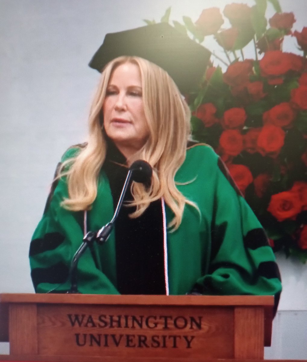 Inspiring speech at Washington University commencement! Congratulations #JenniferCoolidge on your Honorary Doctorate of Fine Arts! ❤️🐻💚 #WashU24 #washu