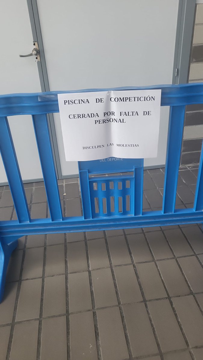 En estos momentos la piscina del Complejo Ciudad de Cádiz, la más importante de la ciudad, no está pudiendo ser utilizada por sus usuarios por falta de personal. Esto es lo que le importa a Bruno García el deporte. Menos titulares y autobombo y más gestión.