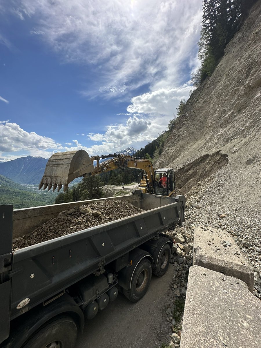 my_SFL's tweet photo. Les travaux pour réouvrir la route entre Montgellafrey et Saint François Longchamp ont bien commencé 🚜
#mysfl #saintfrancoislongchamp #montgellafrey #montaimont #work #road #summer #nature https://t.co/Sw9otsDkvK