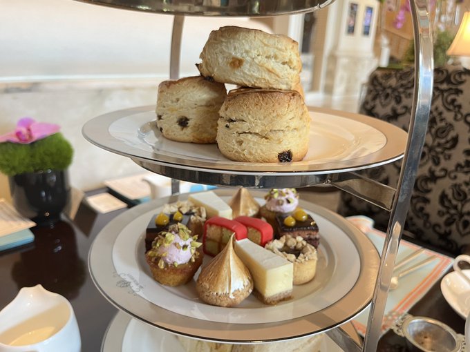日本からお母さんが来てくれたので誕生日祝いを込めてアナンタラサイアムのThe Wolseley Afternoon Tea🫖へ✨ ピアノ演奏あり🎹クラシックな英国式ATのお値段は1,950++で紅茶も熱々なのをずっと提供してくれて良かったです☺️💖  #cafewolseleybangkok<a href="/tag/cafewolseleybangkok"class="tags"><span>#cafewolseleybangkok</span></a><a href="/tag/anantarasiam"class="tags"><span>#anantarasiam</span></a>