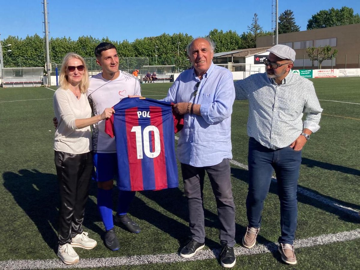 FCBjugadors's tweet photo. 💙❤️ L'AJ FCB Masculí juga a l'homenatge a en Pol Tutusaus, el jove de Santa Maria de Palautordera que va morir a causa d'una malinfecció al cor.
El partit recollia fons per a l'Associació de Cardiopaties Congènites @Coravant.
#aacic #seguimenjoc #agrupaciojugadors https://t.co/bqCFY0Sf6W