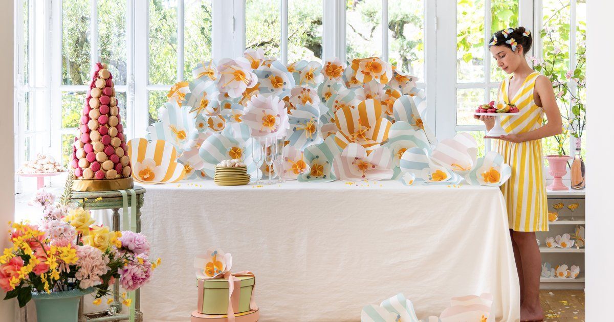Créer des fleurs géantes en papier peint rayé pour une décoration colorée buff.ly/3WKhepj