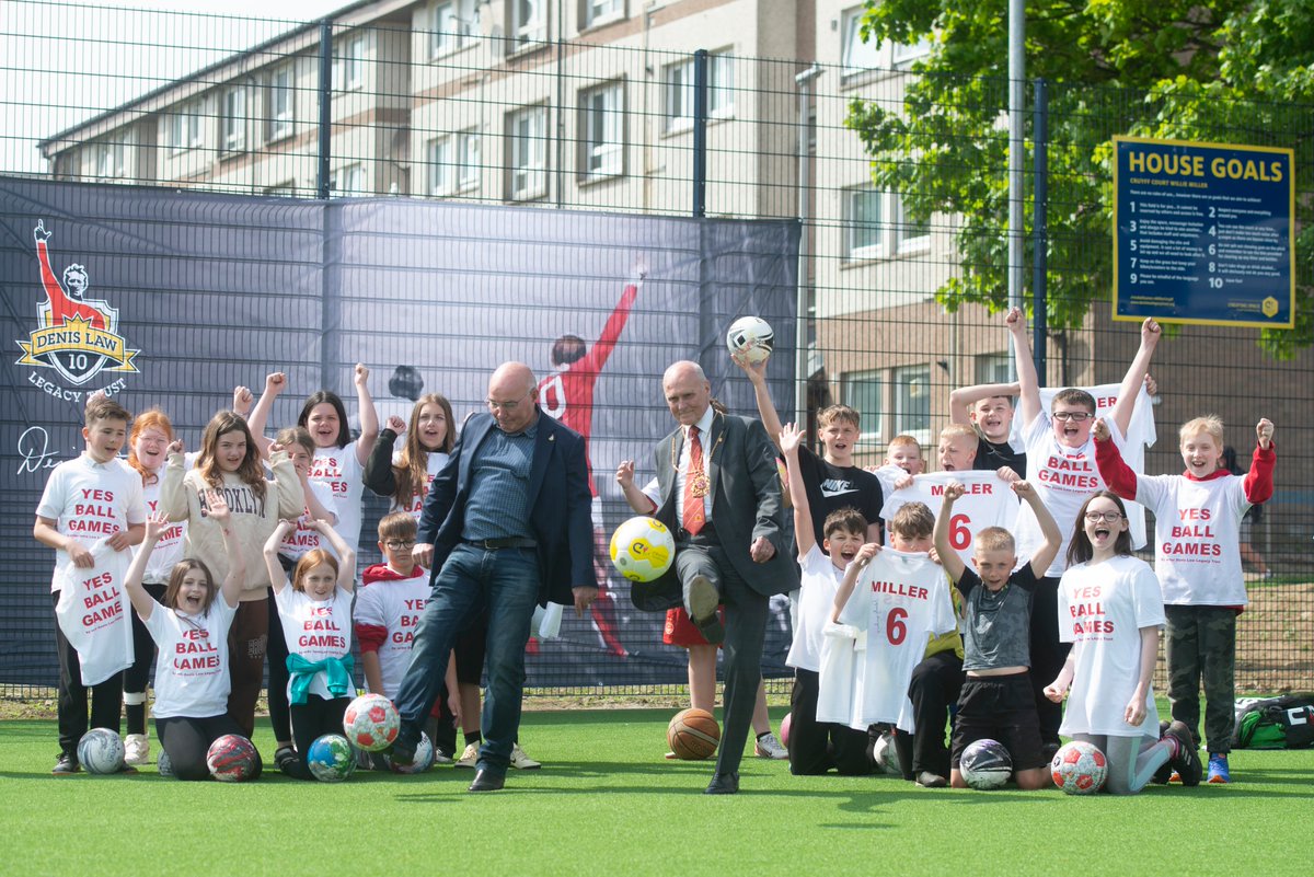 Cruyff Court Willie Miller has officially opened!! The Lord Provost of Aberdeen, Dr David Cameron, joined Willie Miller in Tillydrone to officially open Aberdeen’s third Cruyff Court! Read more about the day here: orlo.uk/ppfzg @JCFoundation @DLStreetsport