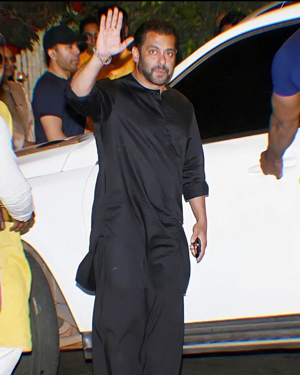 #SalmanKhan in black 🔥🖤>>>
