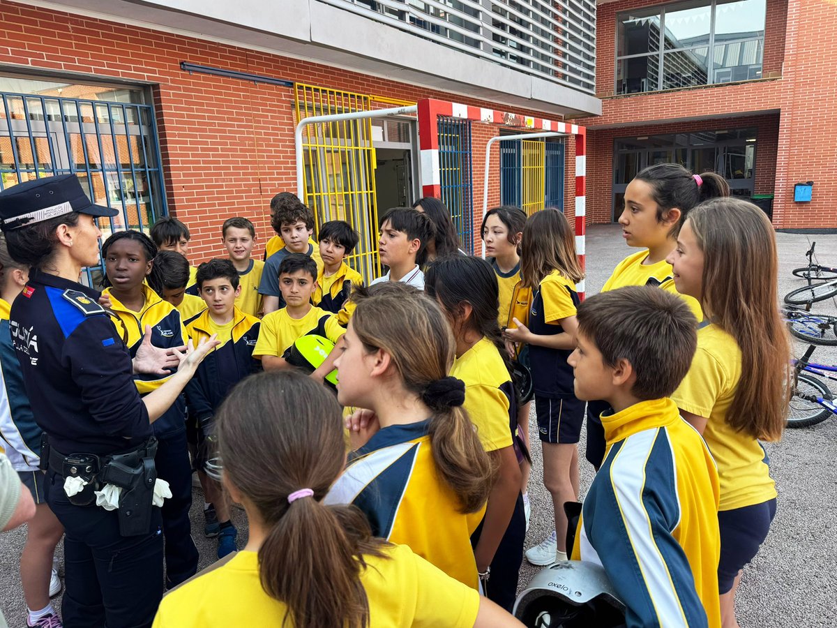 Los #agentestutores han venido cargados de material para explicarnos y experimentar cómo debemos circular de forma segura por nuestra ciudad 🚲

Muchas gracias, una vez más, por vuestra labor en cuanto a #EducaciónVial 🤩

#Hélade > Un #colegio para todos en #BoadillaDelMonte