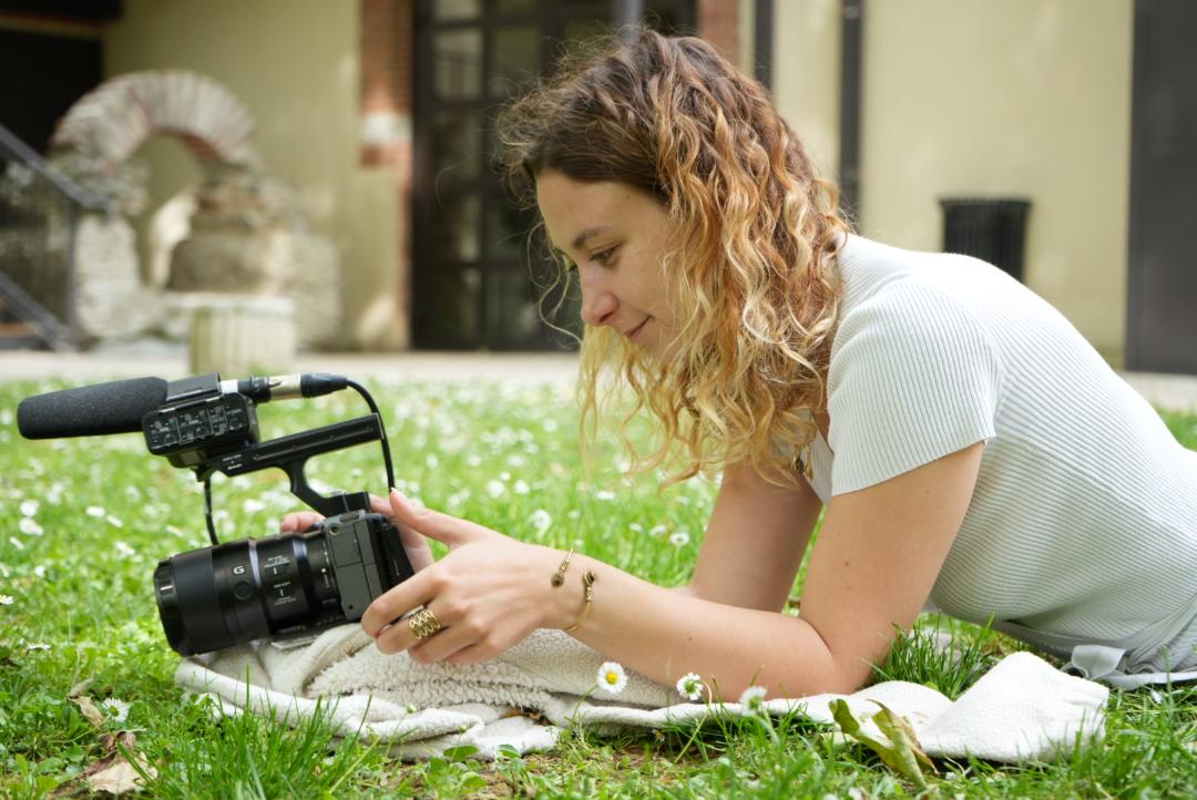 📷 🎥 Aujourd'hui les deuxièmes années se familiarisent avec les boîtiers, sous la houlette de Loic Houeix, JRI à France Télévision. Le bonheur de pouvoir utiliser des outils performants et innovants pendant l'apprentissage de leur métier !
Photo : Margaux Malé
