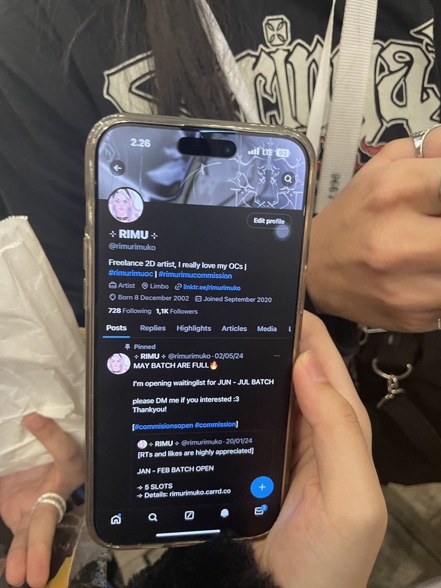 These were the only pics I took at comifuro18 😭😭😭

Fuckass Fern cosplay ‼️‼️‼️ 

Took a pic of someone’s twitter ✨ @rimurimuko &amp; their friend’s twitter pic was blurry pls let me know what y’all Twitter is.