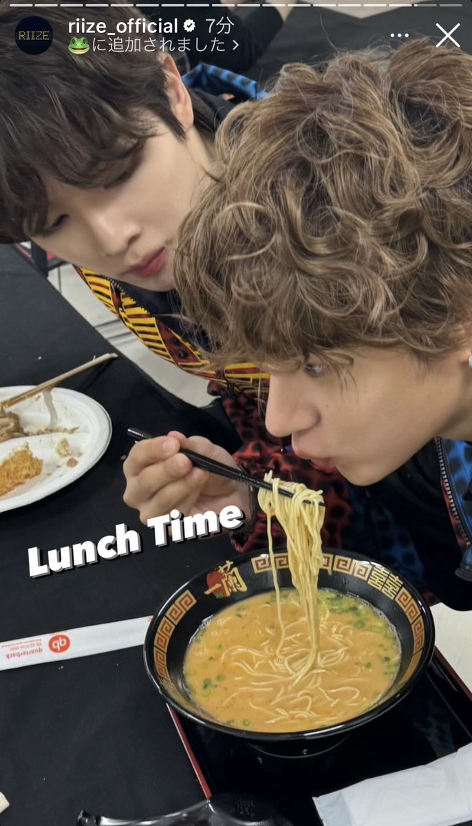 akachanton's tweet photo. アントン一蘭食べてる😫
ソンチャンも欲しそうで可愛い笑‼️🐸
おててかあいいね🥲🥲🥲🥲🥲 https://t.co/CJzFFnuLyj