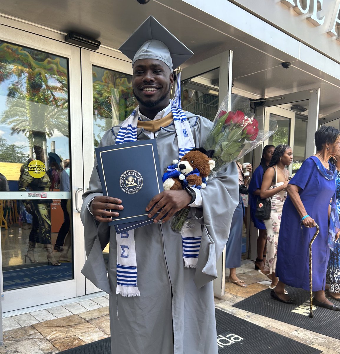 MrDavis2u's tweet photo. Mastered it ✅

#MBA #graduation https://t.co/AUwZu16xbO