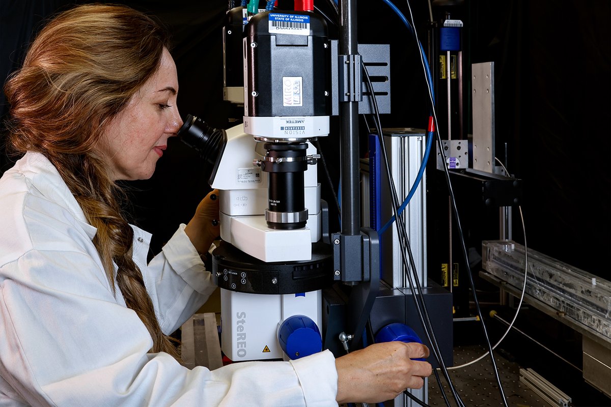 Associate Professor Parisa Mirbod is leading investigations into elasto-inertial to leverage the balance of forces within the flow to concentrate particles along the device. #Chicago #Engineering #research mie.uic.edu/news-stories/a…