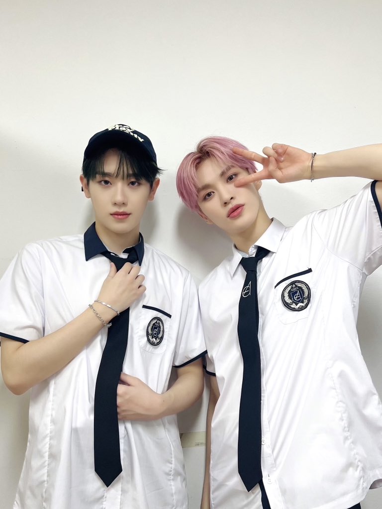 [#아민]

우리 큼❤ 생일 축하합니당🥳 
울 동현이형 이번 활동 하면서도 형이 있어서 많이 든든했던 것 같애 항상 고마운 거 알지? 형도 기대고 싶으면 너무 형 같으려고 애쓰지 않아도 되니까 언제든지 말하고😗오늘 제니스한테 축하와 사랑 많이 받고 많이 웃자~ 0514레쭈고🙌

#EPEX #이펙스 #AMIN