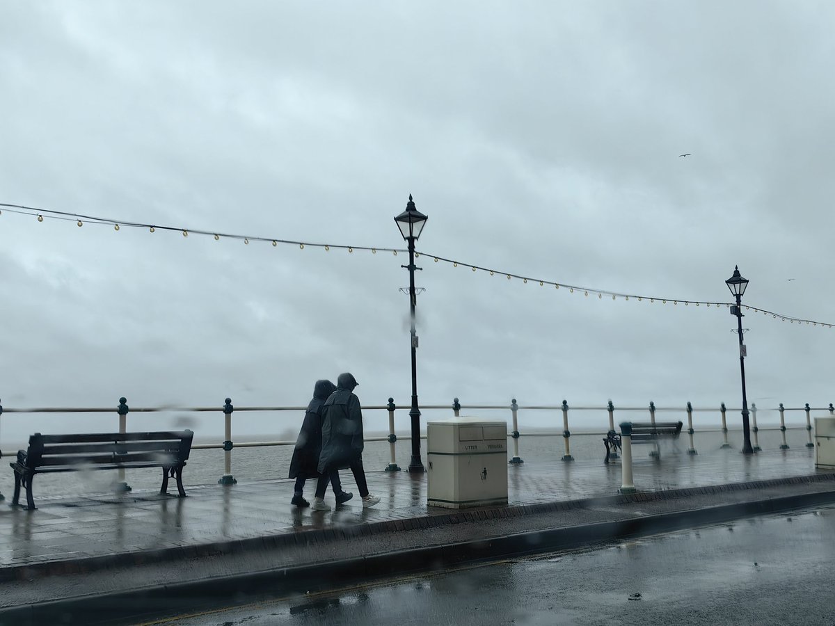 Penarth promenade, Vale of Glamorgan. @S4Ctywydd Afternoon of 13th May 2024