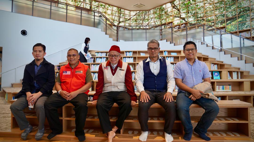 drzul_albakri's tweet photo. Tiba di Jepun, saya singgah ke Wakayama Civic Library. 

Kajian Pertubuhan Pendidikan, Sains dan Kebudayaan Pertubuhan Bangsa-bangsa Bersatu (UNESCO) di Jepun, Amerika Syarikat, negara Eropah, China, India, dan Thailand menunjukkan rakyatnya membaca lebih 7 jam seminggu secara purata berbanding hanya 4 jam bagi rakyat Malaysia. 

Satu hal yang boleh difikirkan bersama.