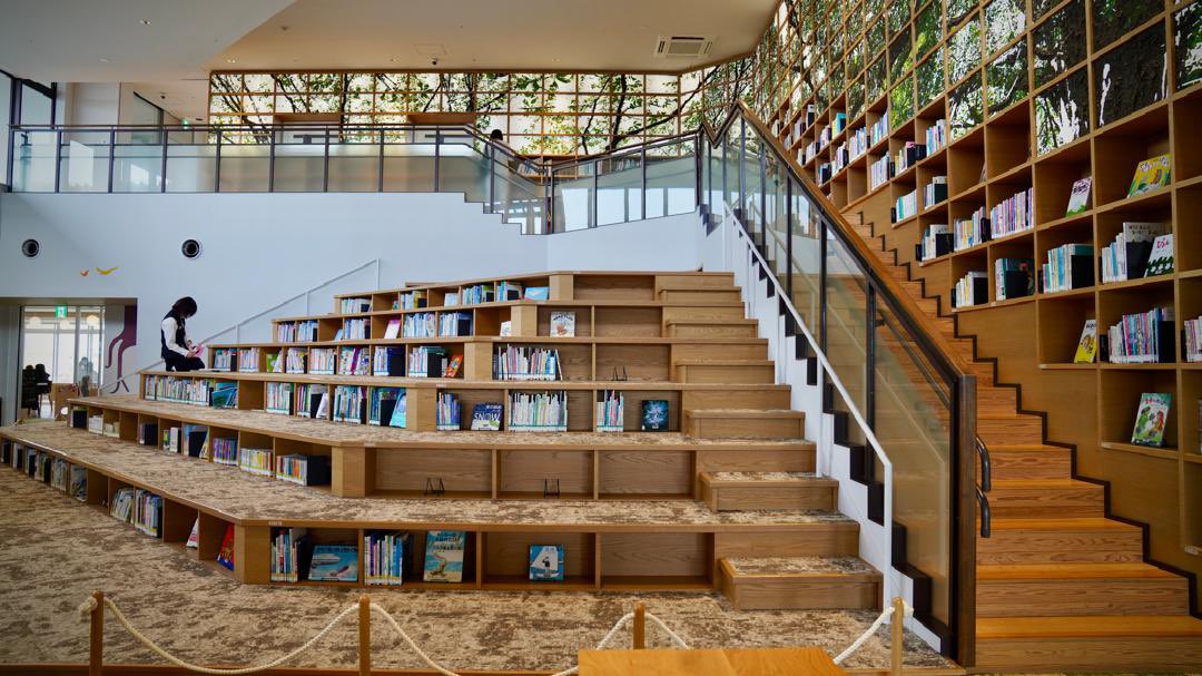 drzul_albakri's tweet photo. Tiba di Jepun, saya singgah ke Wakayama Civic Library. 

Kajian Pertubuhan Pendidikan, Sains dan Kebudayaan Pertubuhan Bangsa-bangsa Bersatu (UNESCO) di Jepun, Amerika Syarikat, negara Eropah, China, India, dan Thailand menunjukkan rakyatnya membaca lebih 7 jam seminggu secara purata berbanding hanya 4 jam bagi rakyat Malaysia. 

Satu hal yang boleh difikirkan bersama.