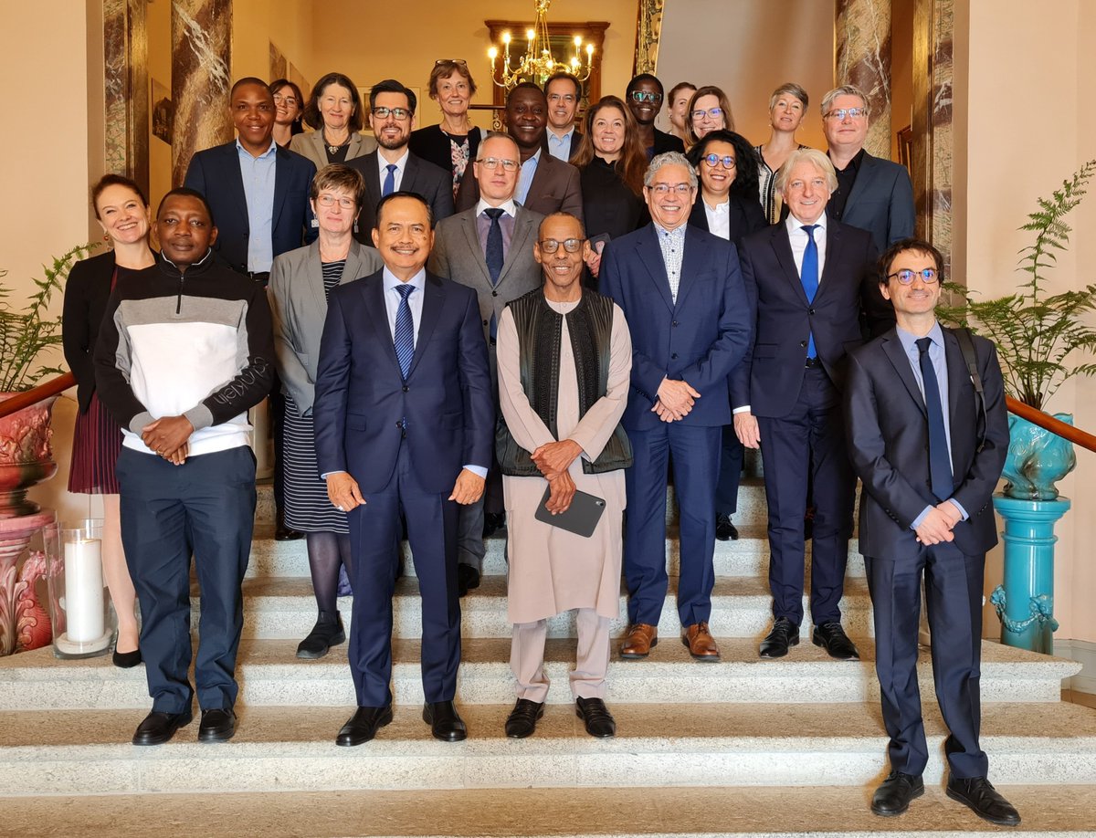 The 3rd @SwissPeaceHR #Giessbach Democracy Retreat hosted by AMB Geissbühler is a unique platform to discuss #democracysupport & preventing #backsliding w/ high-level reps from 🇦🇷🇧🇼🇨🇷🇨🇿🇩🇪🇬🇭🇬🇹🇮🇩🇳🇬🇺🇸 & renowned experts. 👉 Democracy is a new priority of 🇨🇭 foreign policy 2024-27.