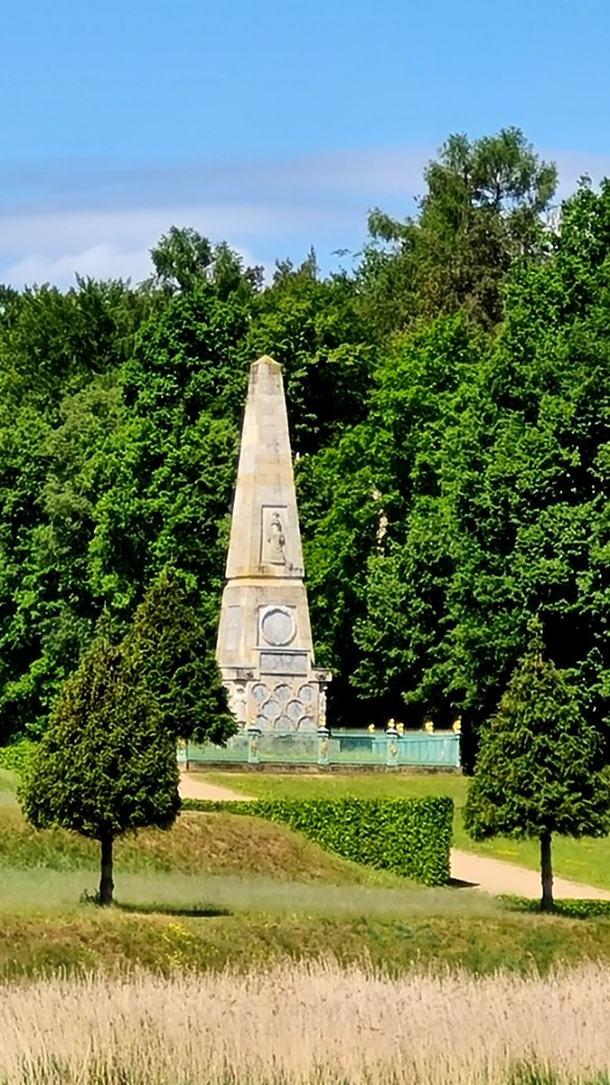 #Rheinsberg im Lustgarten ! Der Rheinsberger Obelisk ist ein Heldendenkmal in Rheinsberg, Brandenburg, im Park von Schloss Rheinsberg gelegen. Er ehrt den zweiten Sohn des Soldatenkönigs und 28 Teilnehmer am Siebenjährigen Krieg.