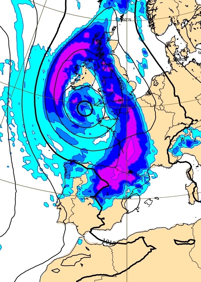 Durante esta noche y hasta la mañana del MAR el paso de un frentre frío asociado a una vaguada y borrasca atlánticas dejará lluvias importantes en #Navarra 💧 Los acumulados serán importantes por 1ª vez desde Marzo ⚠️ Pueden ser ⛈️ intensas y con tormenta 🧵 Abro hilo 👇🏻