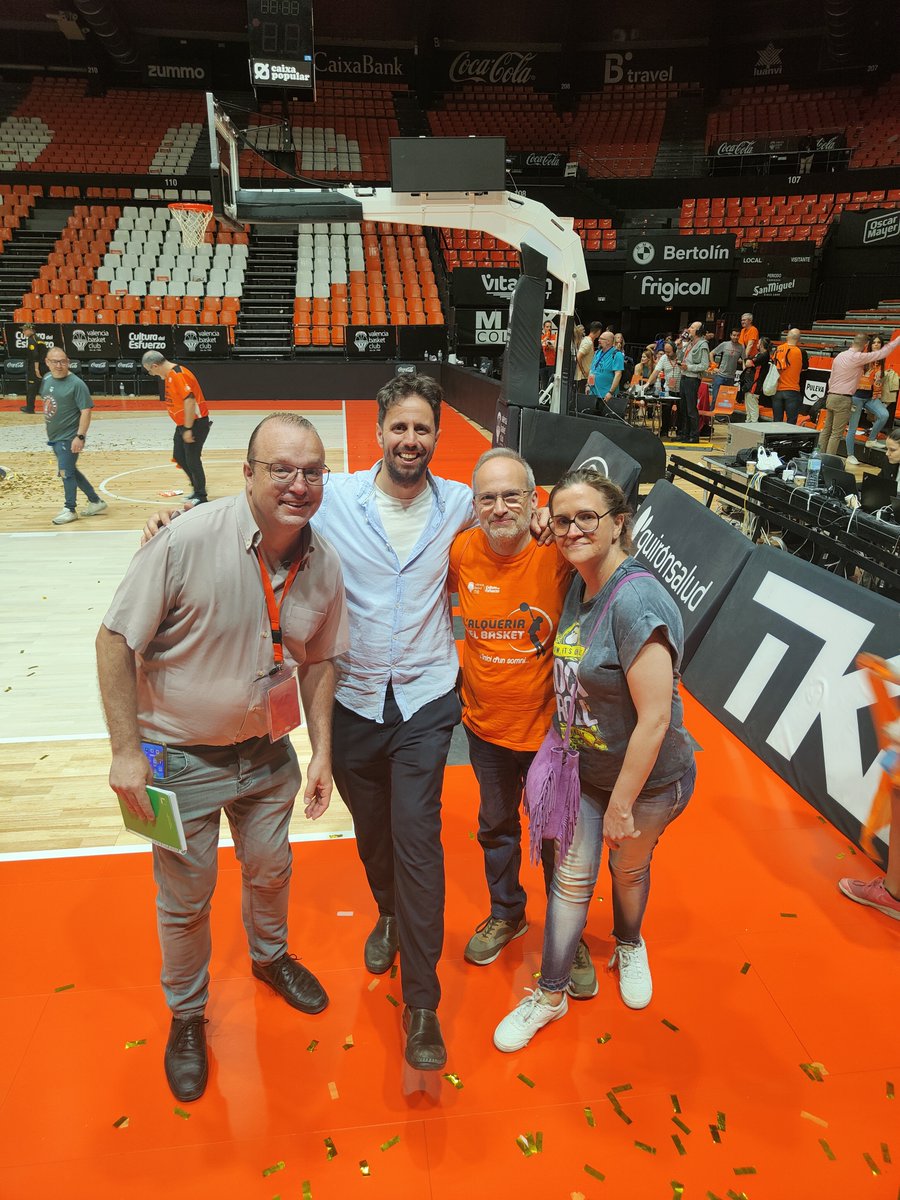 javix's tweet photo. Aquí celebrant el títol de lliga de @valenciabasket amb gent important @alvarom @Groucheste @Palamangub https://t.co/7afigIytNL