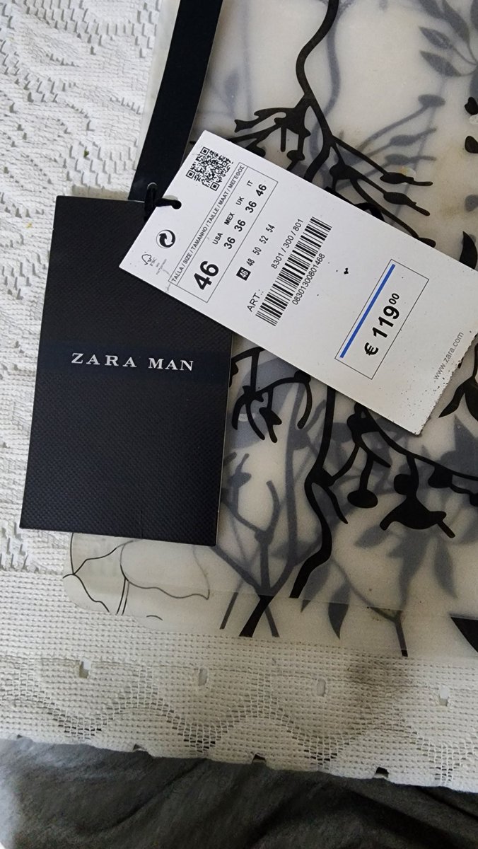 Kushagra_87's tweet photo. @ZARA @ZARA_Care very disappointed with the quality of the merchandise. What appeared to be leather on the collar, pockets and sleeve turned out to be rexine or some other cheap material and completely peeled off. https://t.co/bAHIeWQmnC