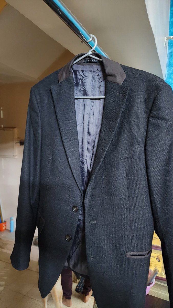 Kushagra_87's tweet photo. @ZARA @ZARA_Care very disappointed with the quality of the merchandise. What appeared to be leather on the collar, pockets and sleeve turned out to be rexine or some other cheap material and completely peeled off. https://t.co/bAHIeWQmnC