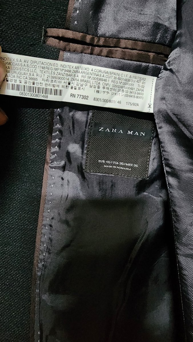 Kushagra_87's tweet photo. @ZARA @ZARA_Care very disappointed with the quality of the merchandise. What appeared to be leather on the collar, pockets and sleeve turned out to be rexine or some other cheap material and completely peeled off. https://t.co/bAHIeWQmnC