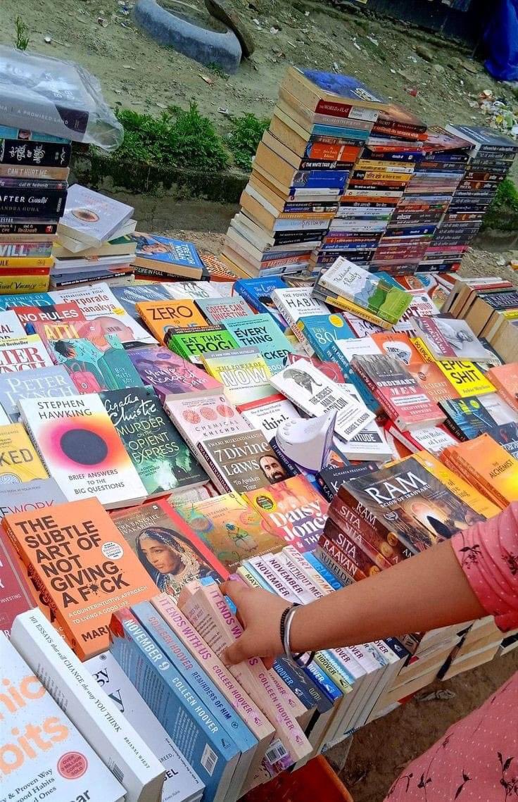 📚 'Me encanta mirar los libros durante horas tratando de decidir que libro leer a continuación. Hacer eso es casi tan divertido como leerlos'. 🖋 Gabrielle Zevin